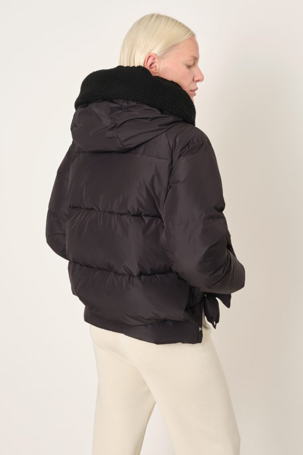 Manteau Embassy of bricks and logs Chicago 24331604